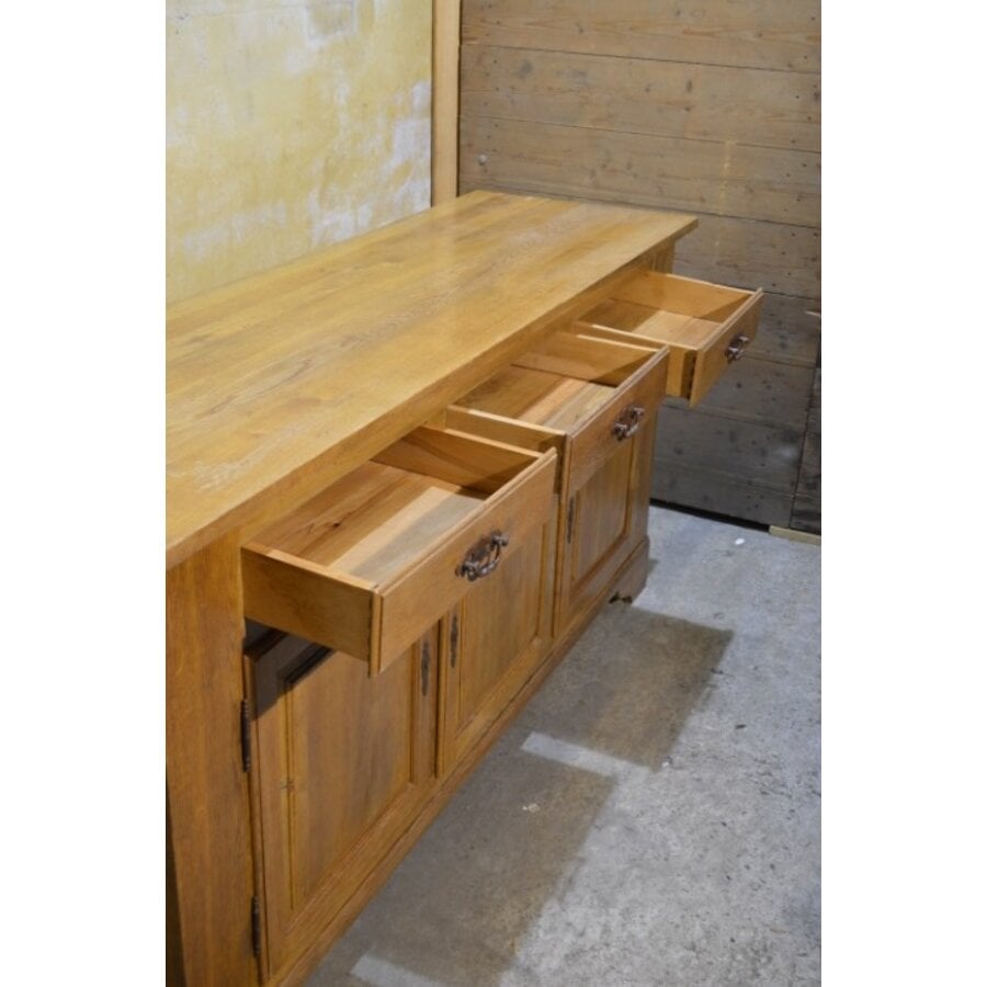 Massief eiken dressoir met 3 laden en 3 klepdeuren-4