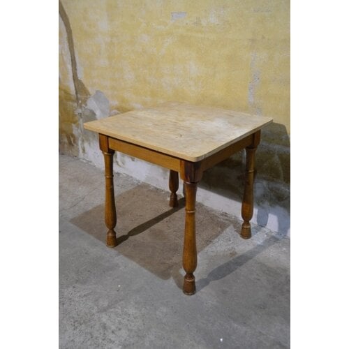 Vierkant houten eettafel 
