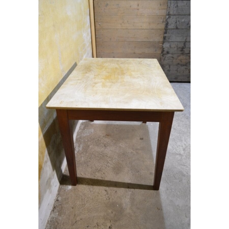 Eettafel met eiken onderstel en multiplex blad-3