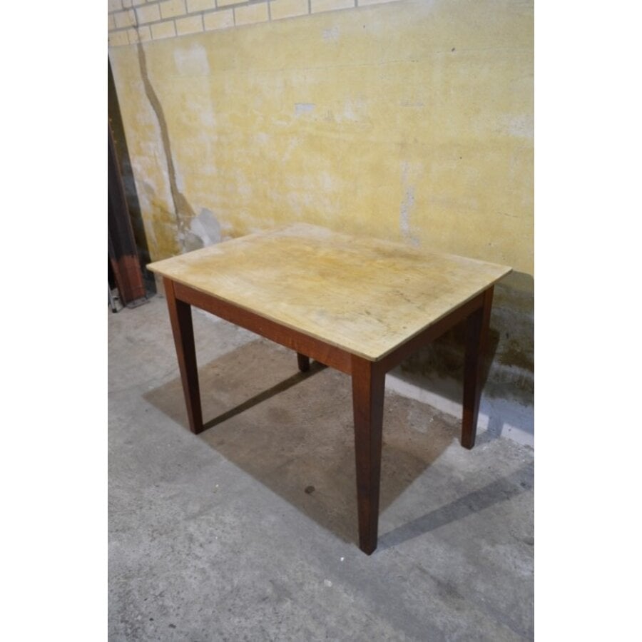 Eettafel met eiken onderstel en multiplex blad-4