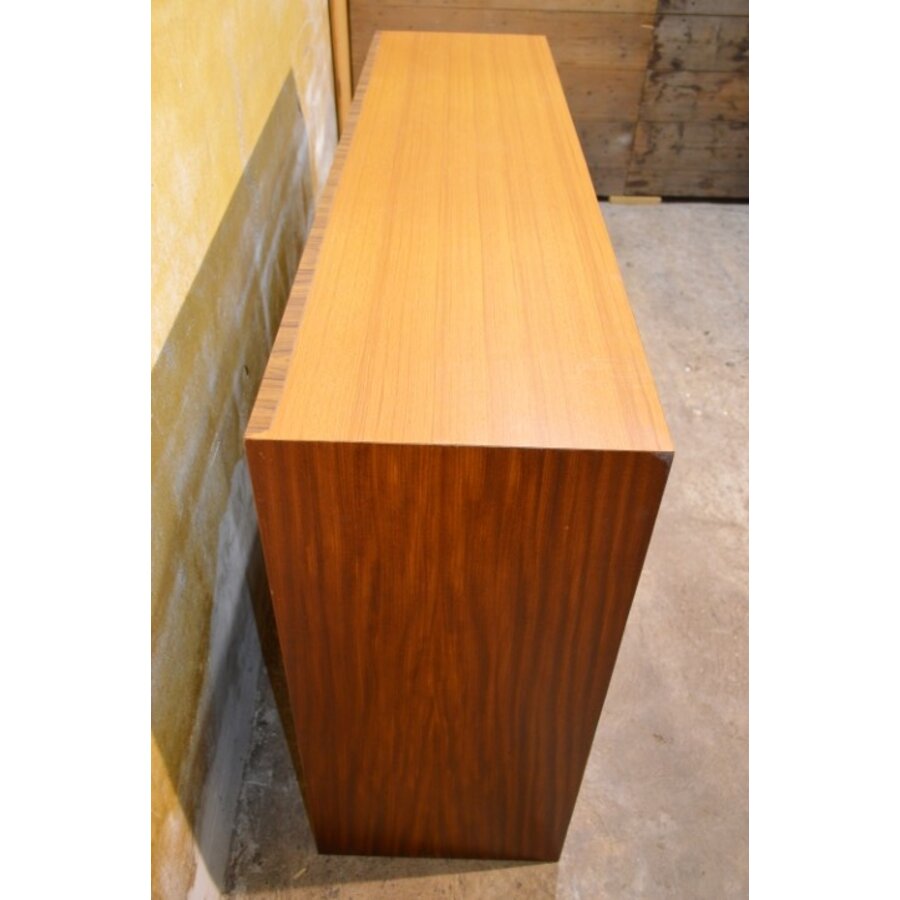 Retro Scandinavisch dressoir met deur en open vakken-3