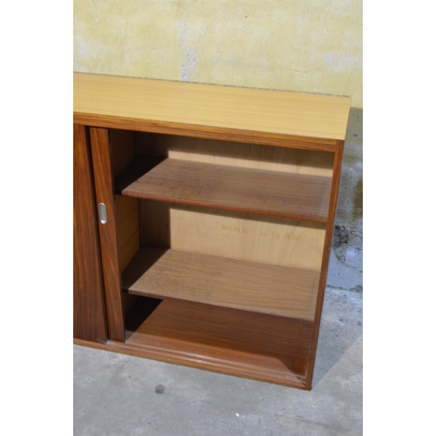 Retro Scandinavisch dressoir met deur en open vakken-6