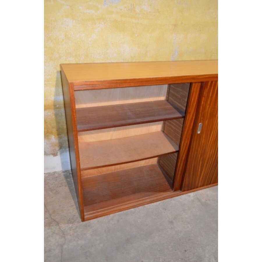 Retro Scandinavisch dressoir met deur en open vakken-8