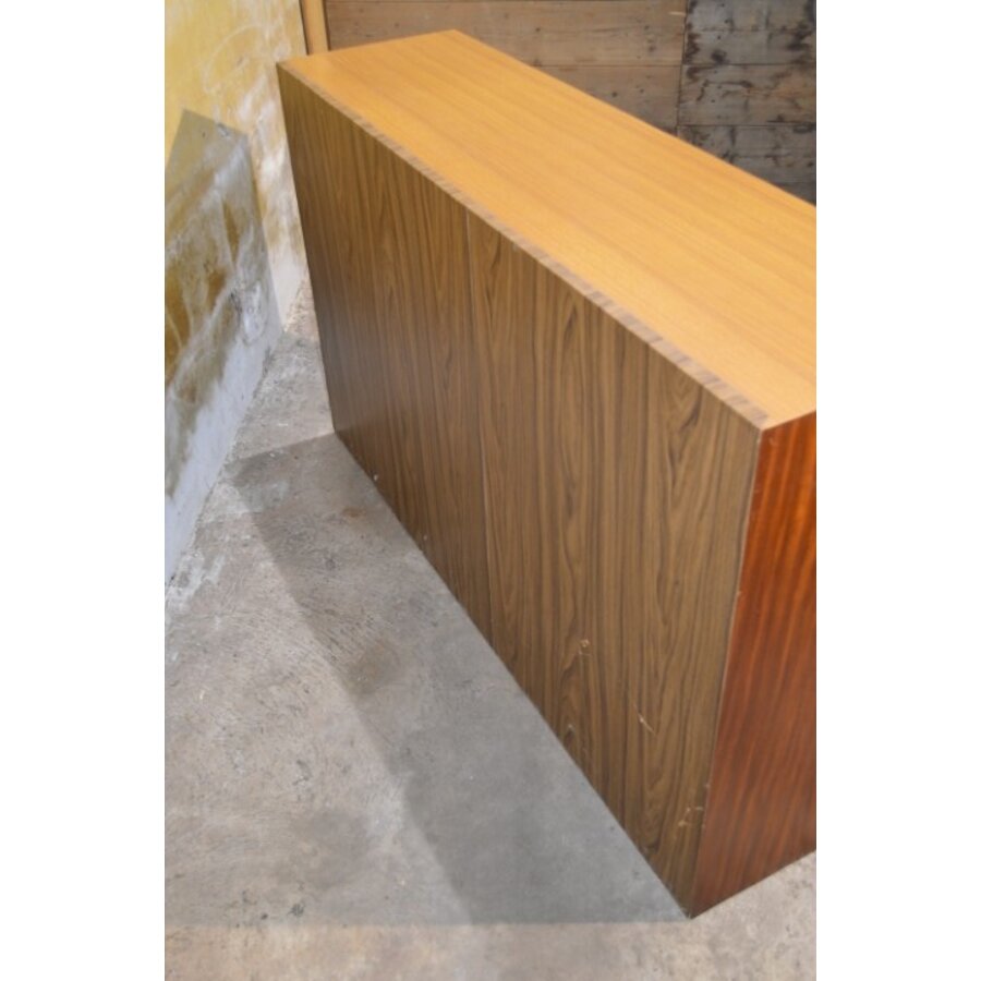 Retro Scandinavisch dressoir met deur en open vakken-10