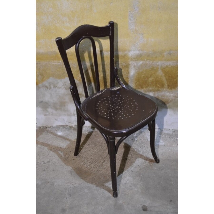 Vintage houten caféstoel met warme uitstraling-1