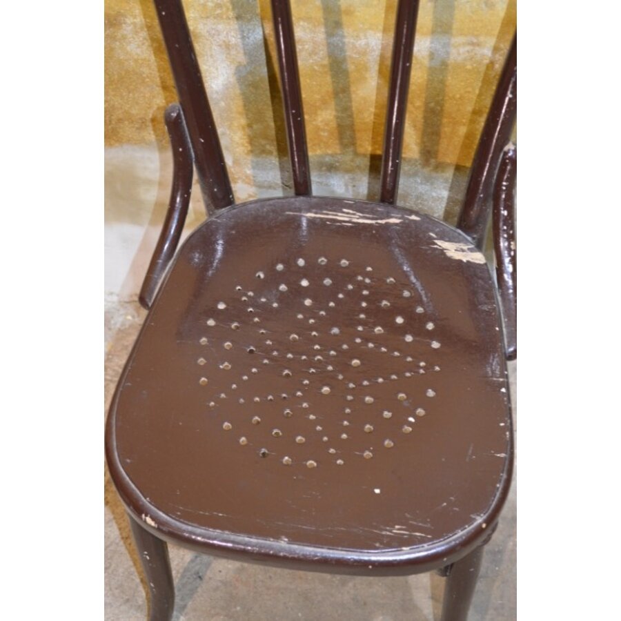 Vintage houten caféstoel met warme uitstraling-4