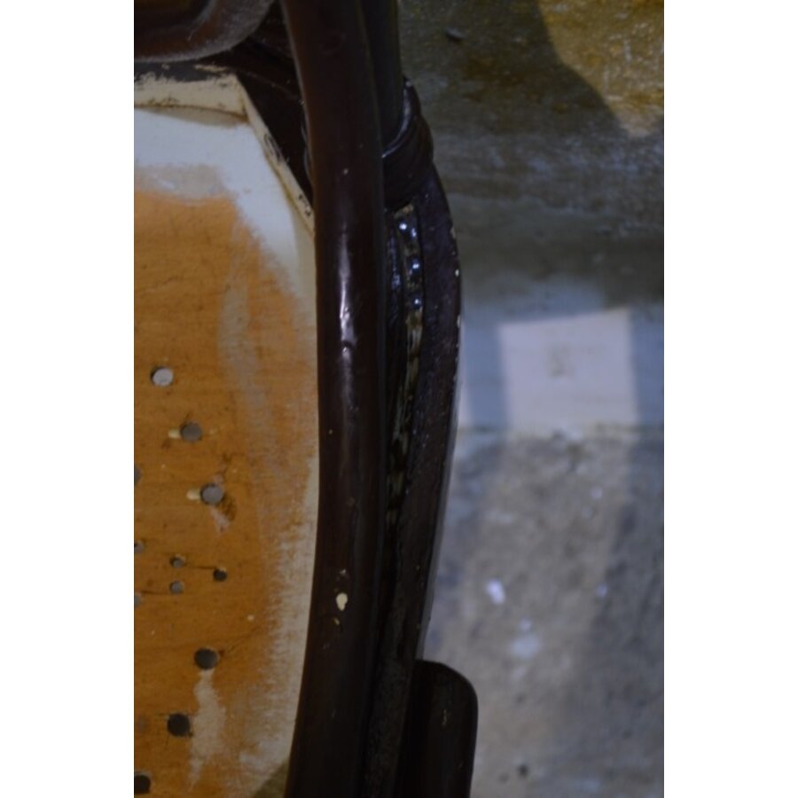 Vintage houten caféstoel met warme uitstraling-10