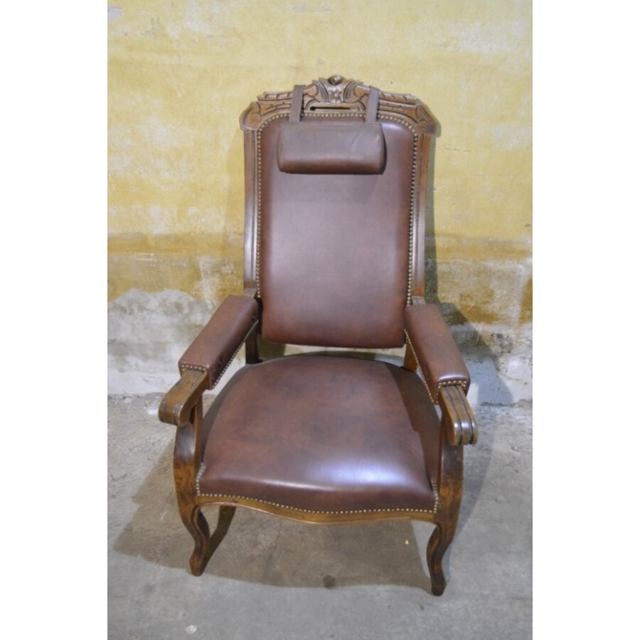 Klassieke fauteuil met donkerbruin leer en houtsnijwerk-2