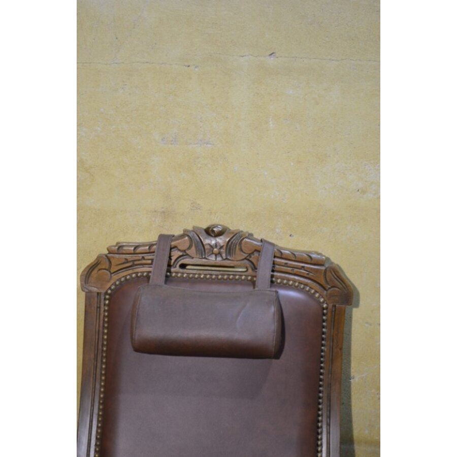 Klassieke fauteuil met donkerbruin leer en houtsnijwerk-3