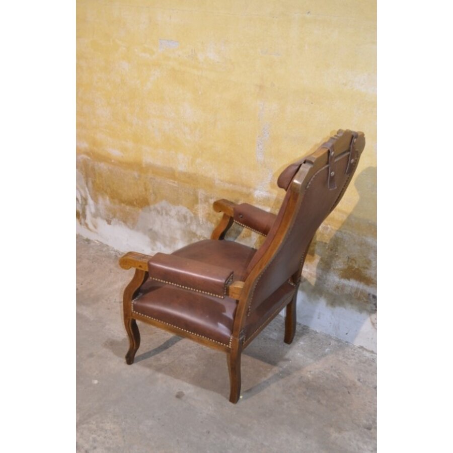 Klassieke fauteuil met donkerbruin leer en houtsnijwerk-6
