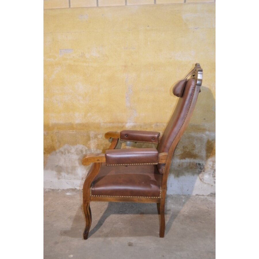 Klassieke fauteuil met donkerbruin leer en houtsnijwerk-7