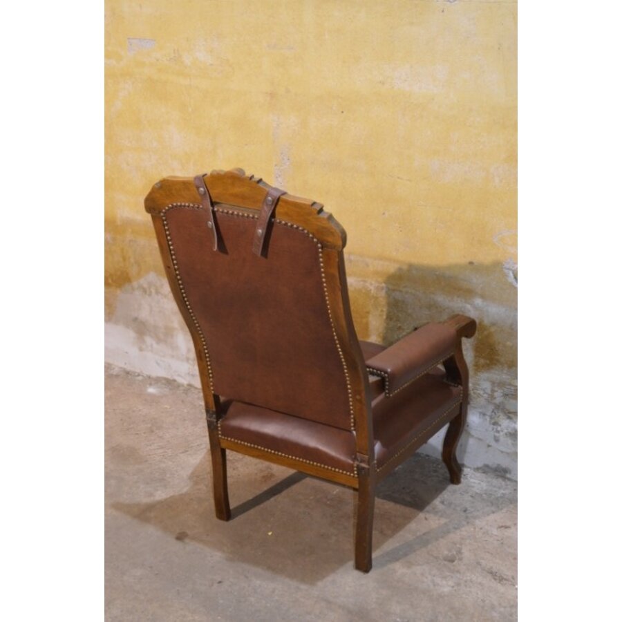 Klassieke fauteuil met donkerbruin leer en houtsnijwerk-8