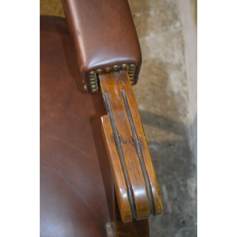Klassieke fauteuil met donkerbruin leer en houtsnijwerk-9