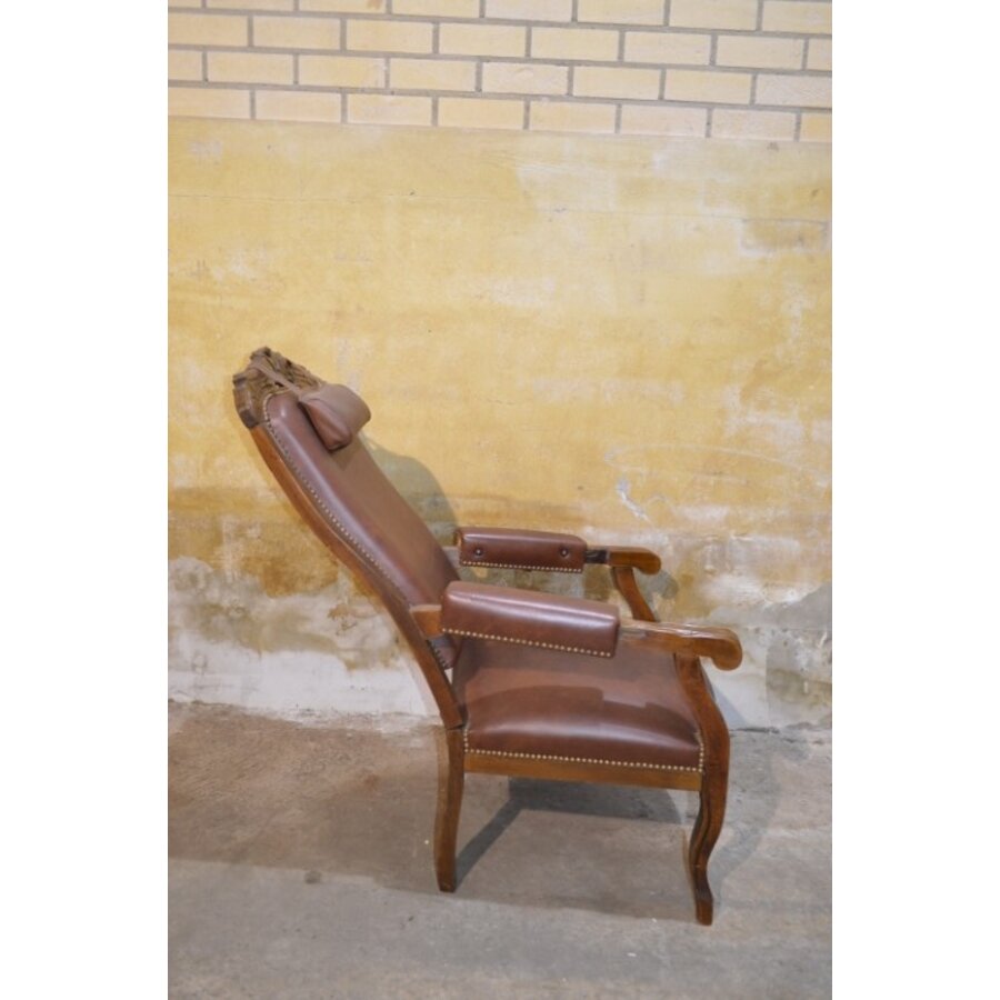 Klassieke fauteuil met donkerbruin leer en houtsnijwerk-10