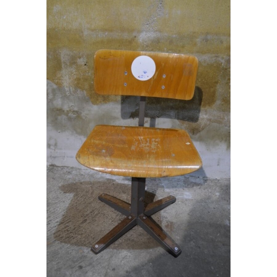 Retro kinder schoolstoeltje op metalen poot met hout-1