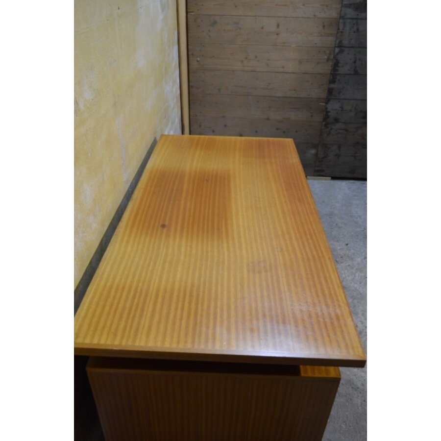 Retro bureau uit jaren 70 Tsjecho-Slowakije met 6 lades-7