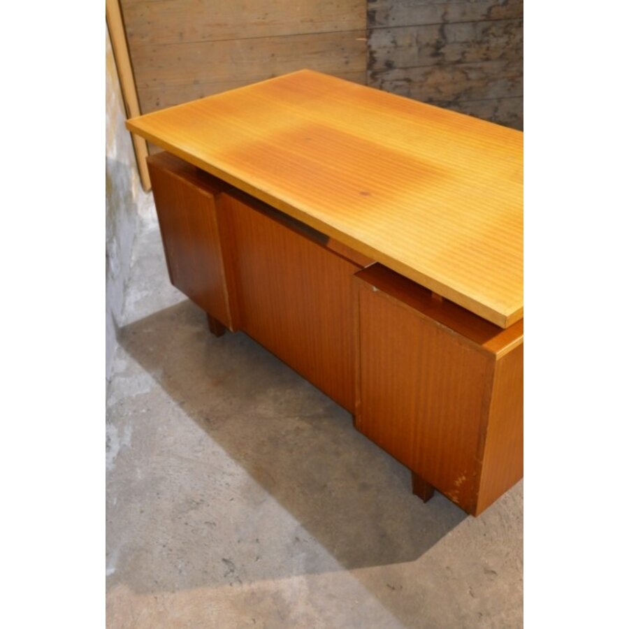 Retro bureau uit jaren 70 Tsjecho-Slowakije met 6 lades-10