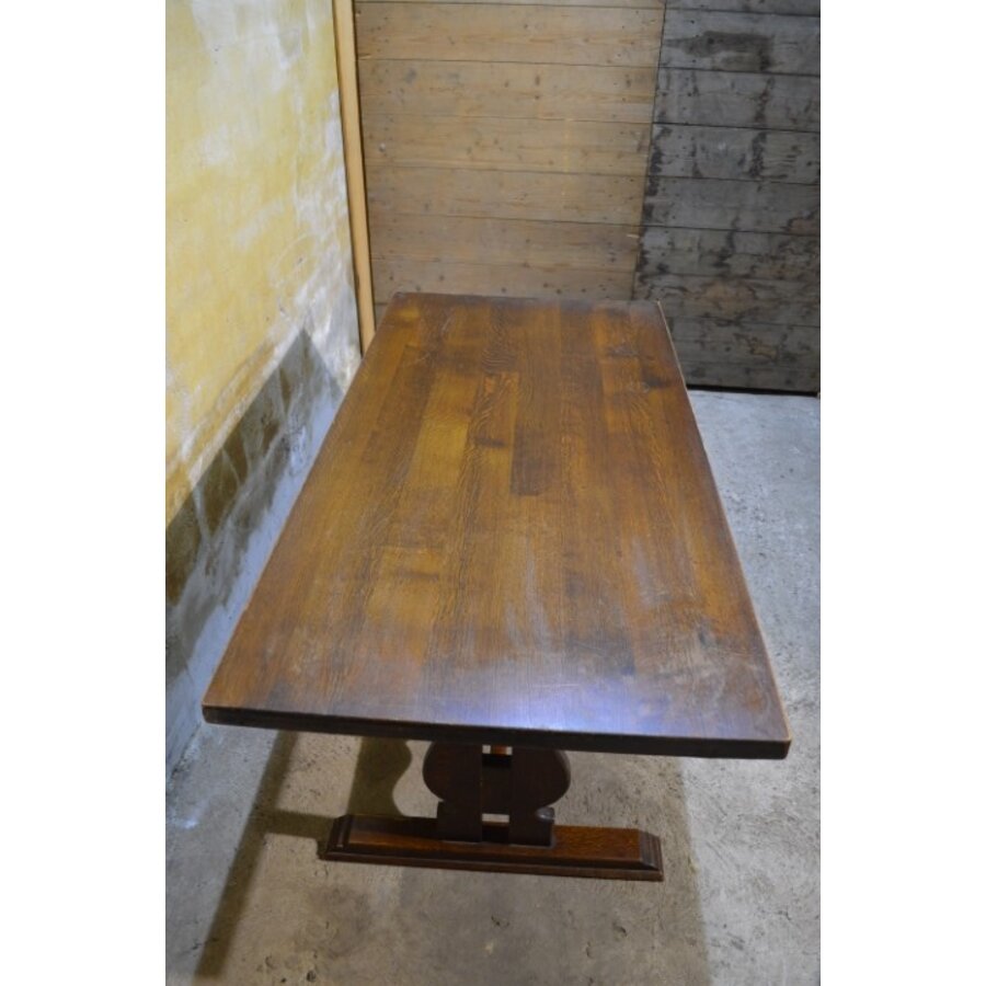 Donker eiken kloostertafel met uitgesneden liervormige poten-4