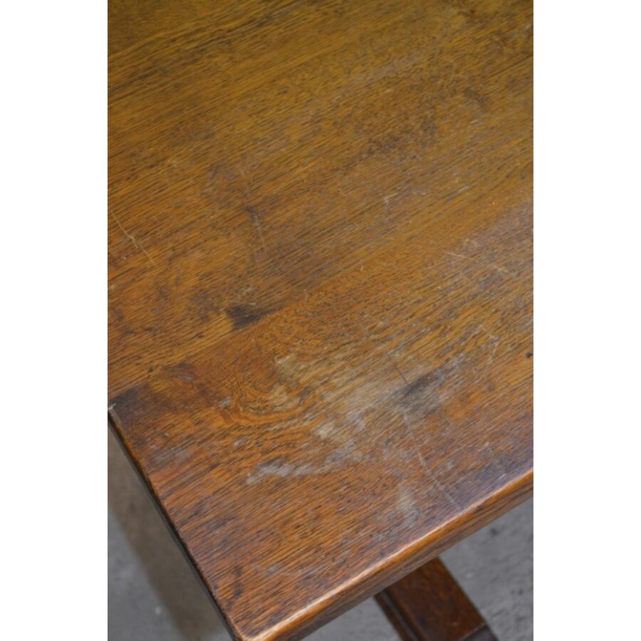 Donker eiken kloostertafel met uitgesneden liervormige poten-5