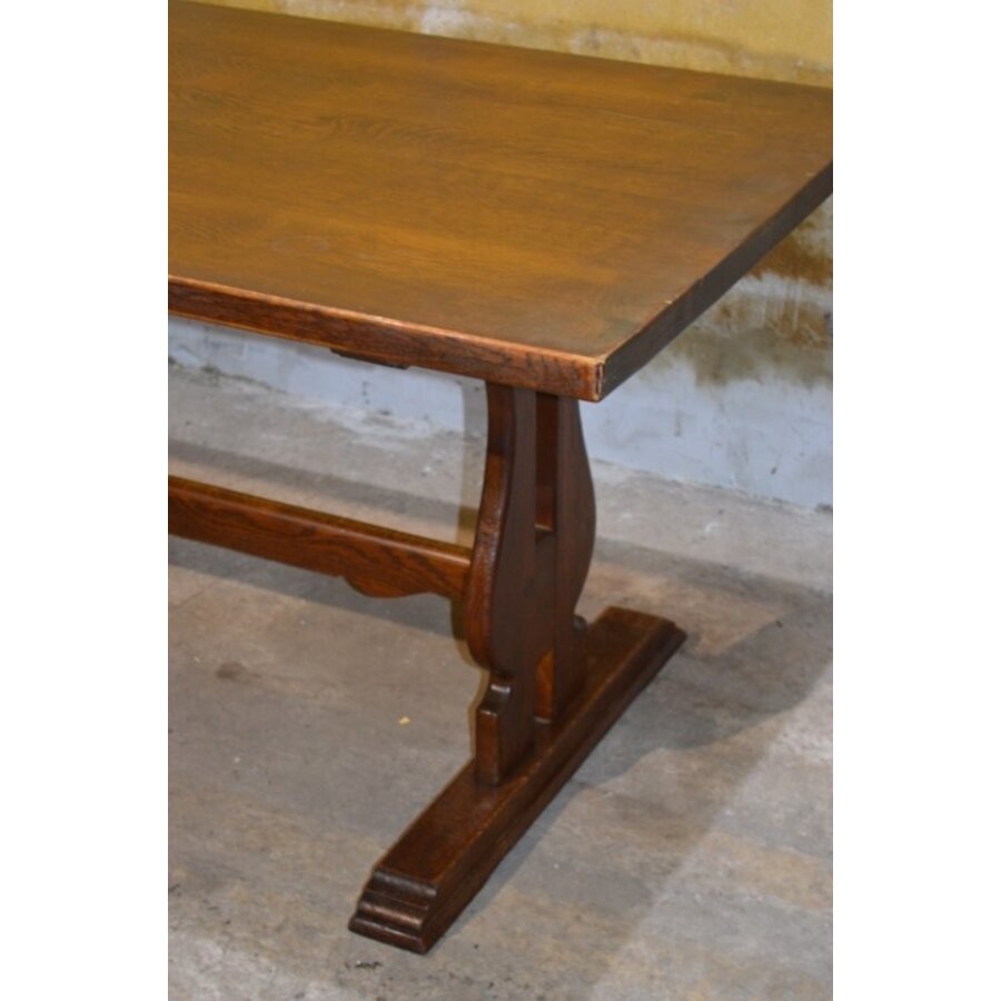 Donker eiken kloostertafel met uitgesneden liervormige poten-7