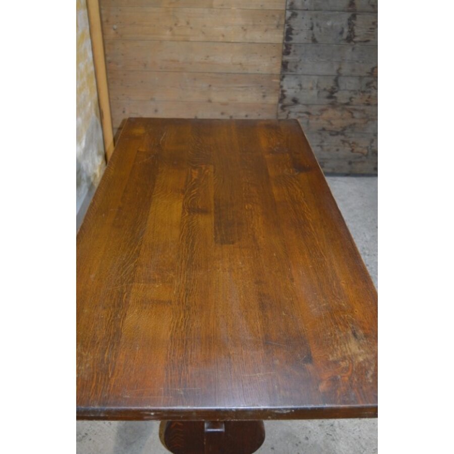 Donker eiken kloostertafel met uitgesneden liervormige poten-9