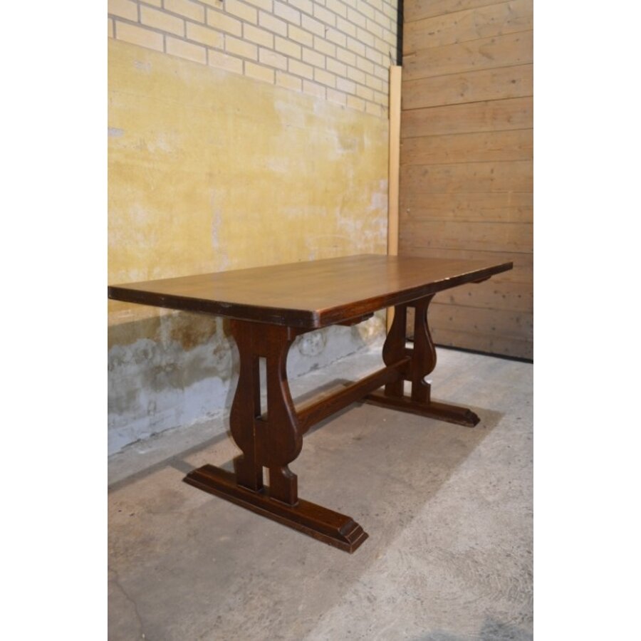 Donker eiken kloostertafel met uitgesneden liervormige poten-10