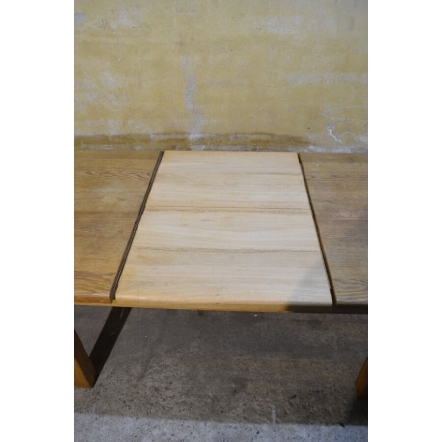 Massief eiken uittrektafel met middenplank en stevige poten-8