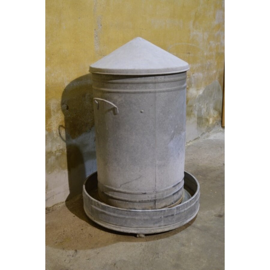 Oude zinken voersilo, tweedehands decoratief-1