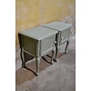 LoodsVol, Tweedehands Engelse nachtkastjes links en rechts, brocante grijsgroen, tweedehands