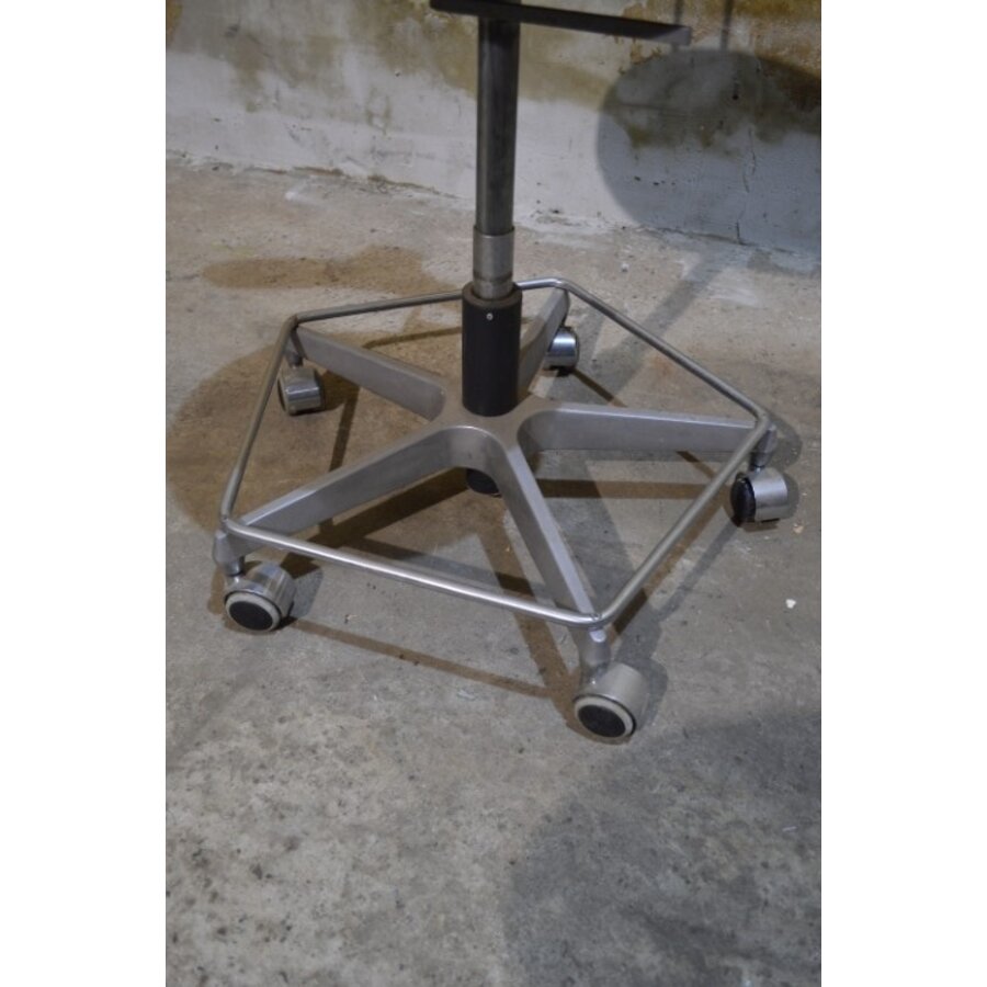 Hoge salonstoel op wieltjes met roze kunstleren bekleding-3