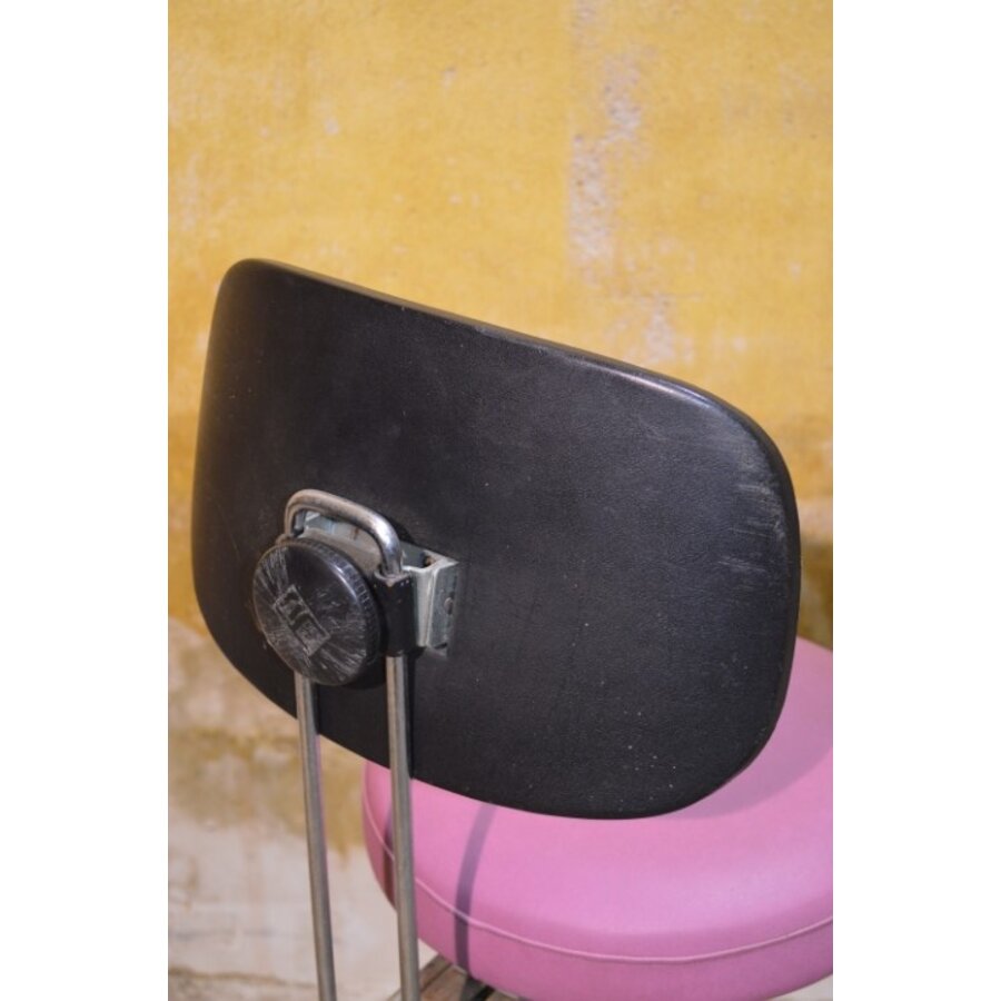 Hoge salonstoel op wieltjes met roze kunstleren bekleding-6