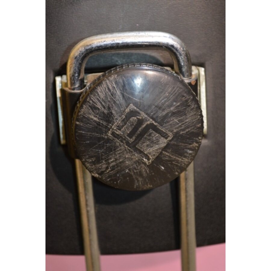 Hoge salonstoel op wieltjes met roze kunstleren bekleding-8