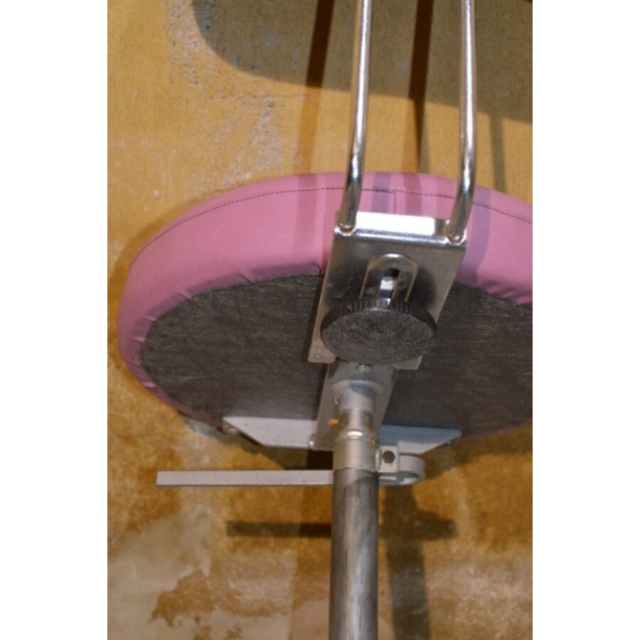 Hoge salonstoel op wieltjes met roze kunstleren bekleding-9