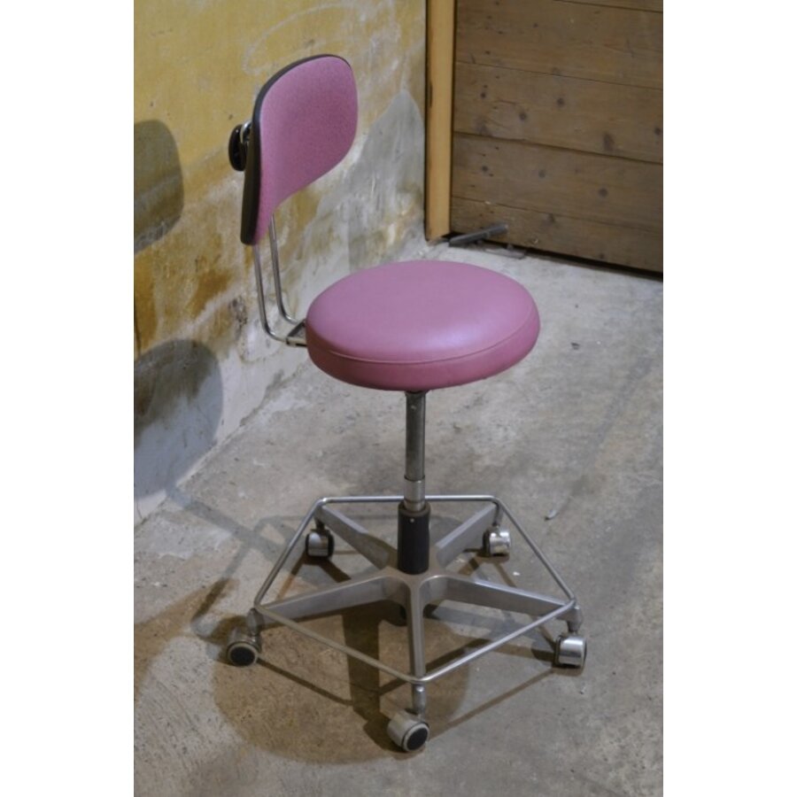 Hoge salonstoel op wieltjes met roze kunstleren bekleding-10