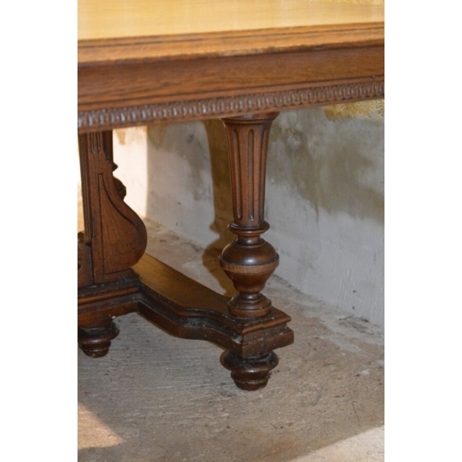 Franse eiken salontafel met decoratief houtsnijwerk-3