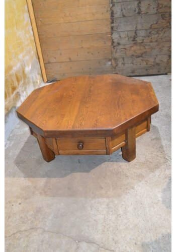 Achtzijdige eiken salontafel met laden 