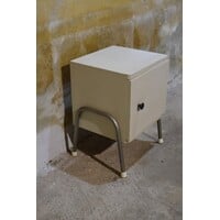 thumb-Retro nachtkastje met industriële metalen poten en deurtje-1