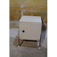 thumb-Retro nachtkastje met industriële metalen poten en deurtje-2