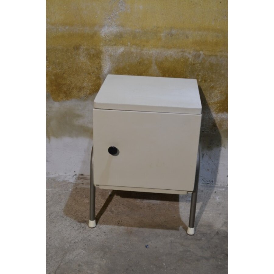 Retro nachtkastje met industriële metalen poten en deurtje-2