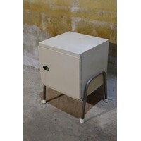 thumb-Retro nachtkastje met industriële metalen poten en deurtje-3
