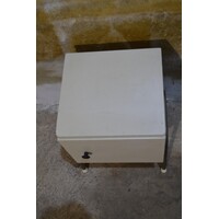 thumb-Retro nachtkastje met industriële metalen poten en deurtje-4