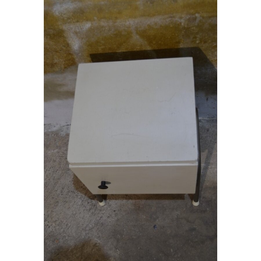 Retro nachtkastje met industriële metalen poten en deurtje-4