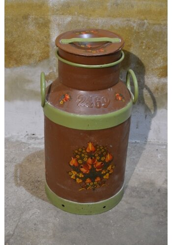 Metalen melkbus geschilderd 