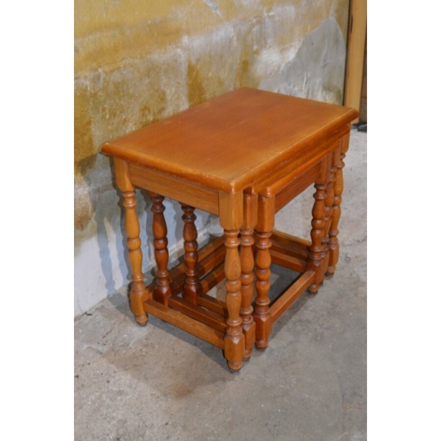 Eiken nest bijzettafeltjes – Set van 3 vintage tafels met gedraaide poten-1