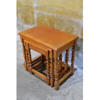 thumb-Eiken nest bijzettafeltjes – Set van 3 vintage tafels met gedraaide poten-2