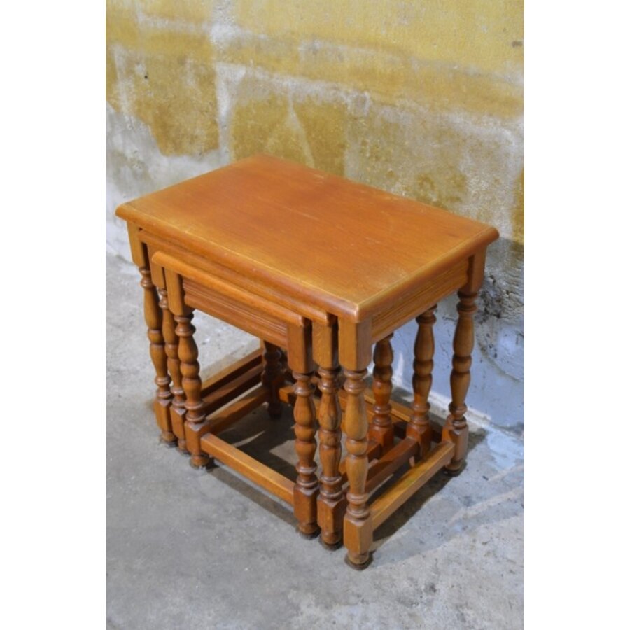 Eiken nest bijzettafeltjes – Set van 3 vintage tafels met gedraaide poten-2