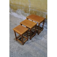 thumb-Eiken nest bijzettafeltjes – Set van 3 vintage tafels met gedraaide poten-3
