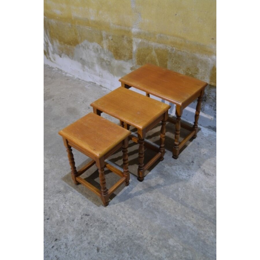 Eiken nest bijzettafeltjes – Set van 3 vintage tafels met gedraaide poten-3