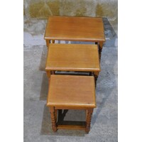 thumb-Eiken nest bijzettafeltjes – Set van 3 vintage tafels met gedraaide poten-4