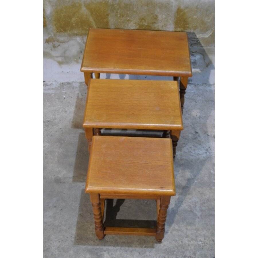 Eiken nest bijzettafeltjes – Set van 3 vintage tafels met gedraaide poten-4
